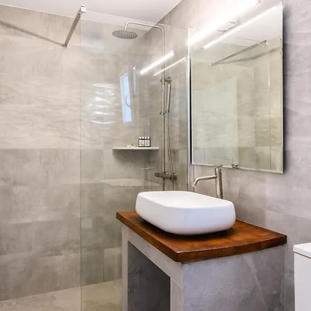 Emerald Bay 4br With Pool By Lia Kalafatis