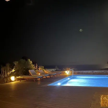 בית נופש Emerald Bay 4br With Pool By Lia